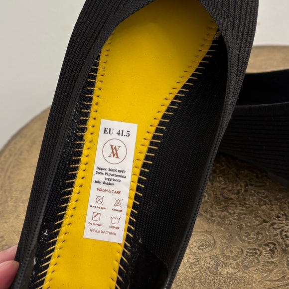 Vivaia Black Square-Toe V-Cut Flats - Picture 6 of 6